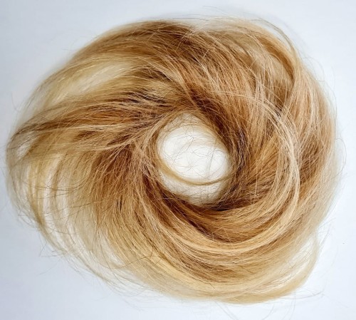 Doczepiany kok z naturalnych włosów kolor ciemny blond baleyage