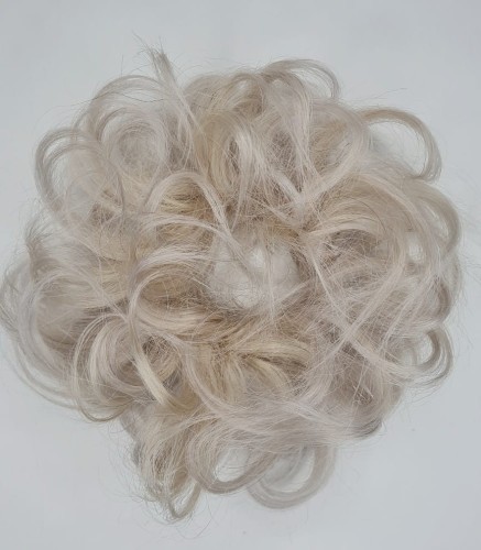 Doczepiany kok z naturalnych włosów kolor gołębi blond falowane włosy