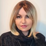 Peruka syntetyczna z grzywką KENIA 30cm jasny blond z odrostem 
