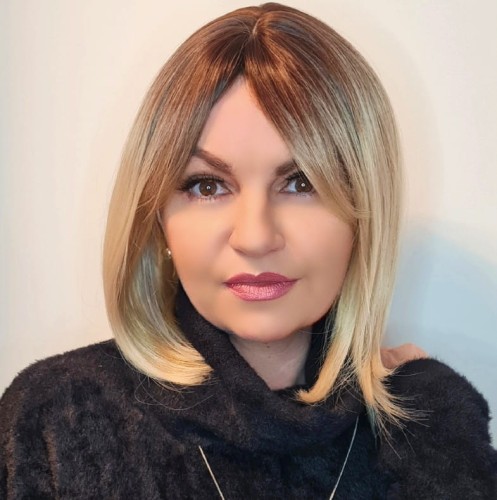 Peruka syntetyczna z grzywką KENIA 30cm jasny blond z odrostem 