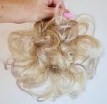 Gęsty_kok_na_gumce_z_naturalnych_włosów_gołębi_blond_2.jpg
