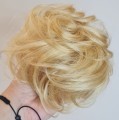 Klasyczny_kok_naturalny_jasny_blond_falowane włosy_5.jpg