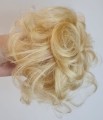 Klasyczny_kok_naturalny_platynowy blond_falowane_włosy_2.jpg