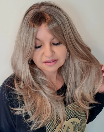 Peruka syntetyczna z grzywką KARTAGENA 55cm chłodny blond z odrostem