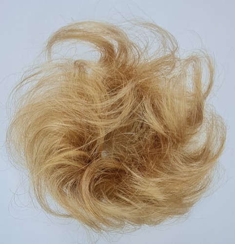 Doczepiany kok z naturalnych włosów kolor ciemny blond falowane włosy