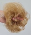 Doczepiany_kok_na_gumce_z_naturalnych_włosów_ciemny_blond_falowane_włosy_1.jpg