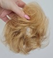 Doczepiany_kok_na_gumce_z_naturalnych_włosów_ciemny_blond_falowane_włosy_2.jpg