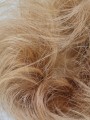Doczepiany_kok_na_gumce_z_naturalnych_włosów_ciemny_blond_falowane_włosy_3.jpg