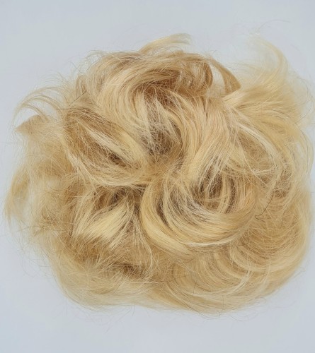 Kok na gumce z naturalnych włosów duża objętość kolor jasny blond- falowane włosy  messy bun