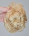 Kok_na_gumce_z_naturalnych_włosów_gęste_włosy_jasny_blond_messy_bun_4.jpg