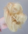 Kok_na_gumce_z_naturalnych_włosów_gęste_włosy_jasny_blond_messy_bun_3.jpg