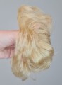 Kok_na_gumce_z_naturalnych_włosów_gęste_włosy_jasny_blond_messy_bun_5.jpg