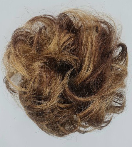 Kok na gumce z naturalnych włosów duża objętość kolor brąz ciemny blond - falowane włosy messy bun