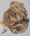 Kok_na_gumce_z_naturalnych_włosów_gęste_włosy_brąz_ciemny_blond_baleyage_messy_bun_2.jpg