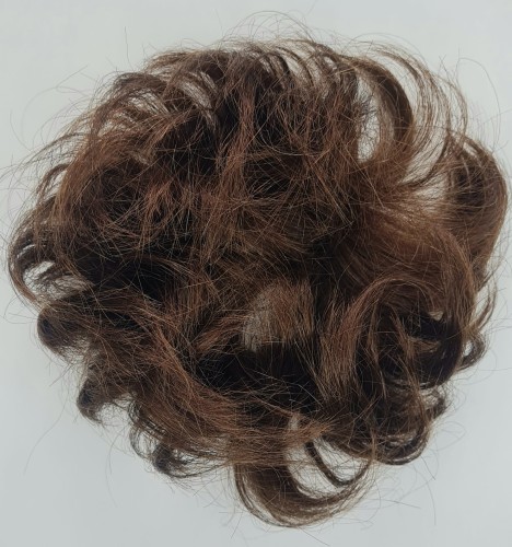 Kok na gumce z naturalnych włosów duża objętość kolor naturalny brąz - falowane włosy messy bun