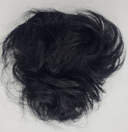 Kok na gumce z naturalnych włosów duża objętość kolor czarny - falowane włosy messy bun