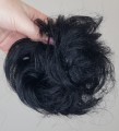 Kok_na_gumce_z_naturalnych_włosów_gęste_włosy_czarny_messy_bun_2.jpg