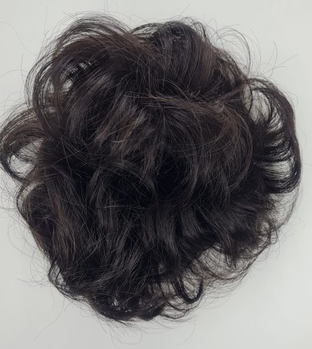 Kok na gumce z naturalnych włosów duża objętość kolor bardzo ciemny brąz - falowane włosy messy bun