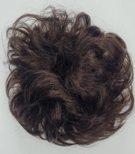 Kok na gumce z naturalnych włosów duża objętość kolor ciemny brąz - falowane włosy messy bun