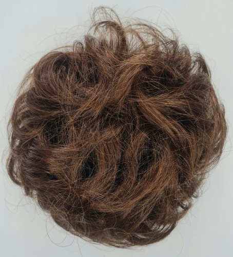 Kok na gumce z naturalnych włosów duża objętość kolor naturalny brąz 6 - falowane włosy messy bun
