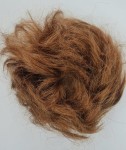 Kok na gumce z naturalnych włosów duża objętość kolor średni brąz - falowane włosy messy bun
