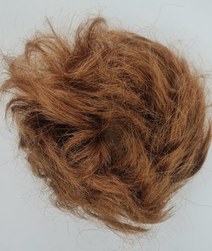 Kok na gumce z naturalnych włosów duża objętość kolor średni brąz - falowane włosy messy bun
