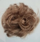 Kok na gumce z naturalnych włosów duża objętość kolor jasny brąz - falowane włosy messy bun