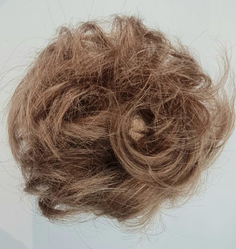Kok na gumce z naturalnych włosów duża objętość kolor jasny brąz - falowane włosy messy bun