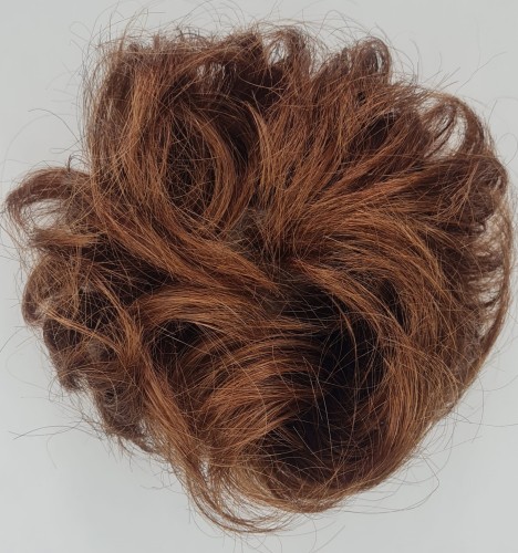 Kok na gumce z naturalnych włosów duża objętość kolor miedziany brąz - falowane włosy messy bun