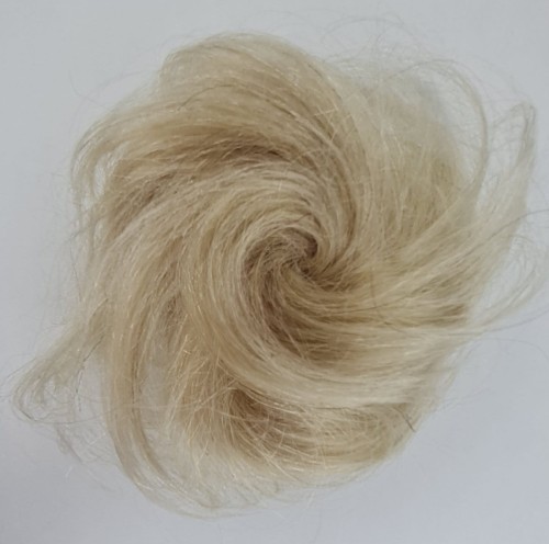 Doczepiany kok na spince z naturalnych włosów kolor platynowy blond