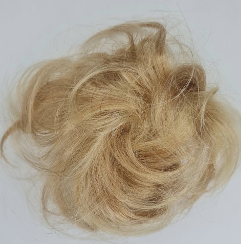Doczepiany kok na spince z naturalnych włosów kolor blond baleyage