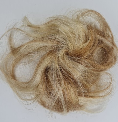 Doczepiany kok na spince z naturalnych włosów kolor ciemny blond baleyage