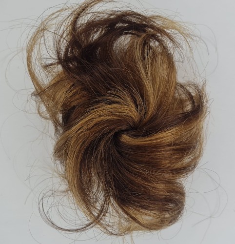 Doczepiany kok na spince z naturalnych włosów kolor brąz/ciemny blond baleyage