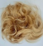 Kok na gumce z naturalnych włosów duża objętość kolor ciepły blond- falowane włosy  messy bun