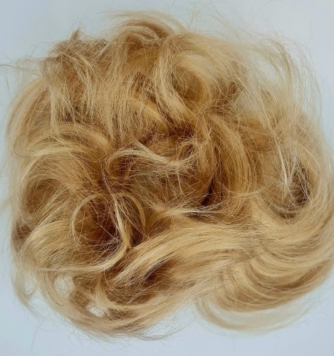 Kok na gumce z naturalnych włosów duża objętość kolor ciepły blond- falowane włosy  messy bun