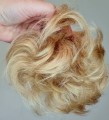 Kok_z_naturalnych_włosów_messy_bun_ciepły_blond_3.jpg