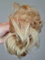 Kok_z_naturalnych_włosów_messy_bun_ciepły_blond_2.jpg