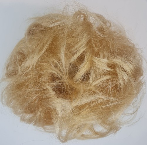 Kok na gumce z naturalnych włosów duża objętość kolor blond - falowane włosy  messy bun