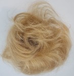 Kok na gumce z naturalnych włosów duża objętość kolor ciemny blond - falowane włosy  messy bun