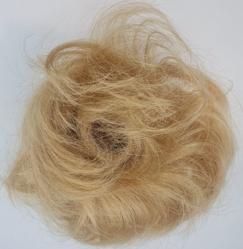 Kok na gumce z naturalnych włosów duża objętość kolor ciemny blond - falowane włosy  messy bun
