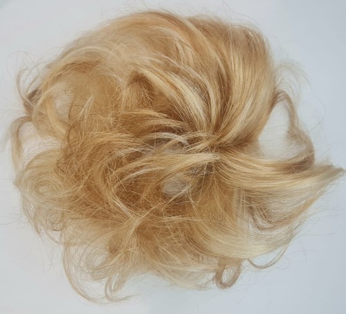 Kok na gumce z naturalnych włosów duża objętość kolor ciemny blond baleyage - falowane włosy  messy bun