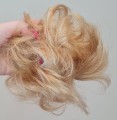 Kok_z_naturalnych_włosów_messy_bun_ciemny_blond_baleyage_3.jpg