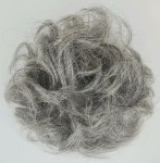 Kok na gumce z naturalnych włosów duża objętość kolor popielaty blond- falowane włosy  messy bun