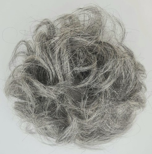 Kok na gumce z naturalnych włosów duża objętość kolor popielaty blond- falowane włosy  messy bun