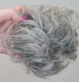 Kok_na_gumce_z_naturalnych_włosów_messy_bun_popielaty_blond_3.jpg