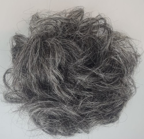 Kok na gumce z naturalnych włosów duża objętość kolor siwy - falowane włosy  messy bun
