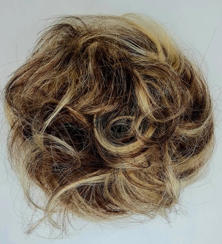 Doczepiany kok z naturalnych włosów kolor brąz jasny blond baleyage  falowane włosy