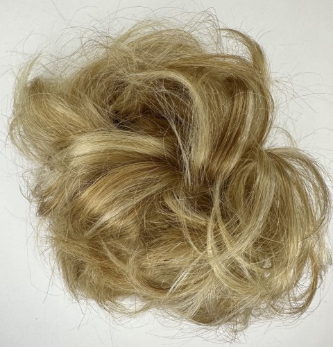 Doczepiany kok na dużej spince z naturalnych włosów kolor ciemny blond baleyage