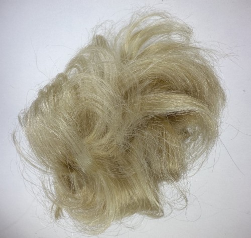 Doczepiany kok na dużej spince z naturalnych włosów kolor platynowy blond