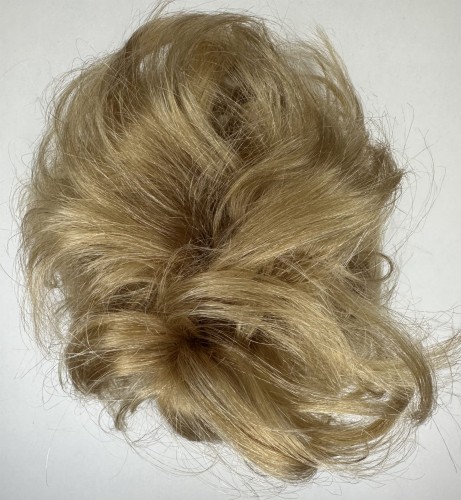 Doczepiany kok na dużej spince z naturalnych włosów kolor średni blond